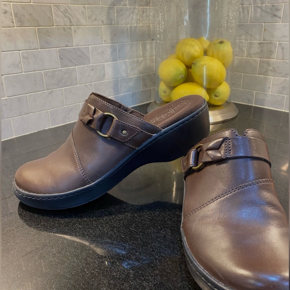 Clarks women’s Size 8.5 shoes/clogs, Comfort Collection. - Picture 2 of 11